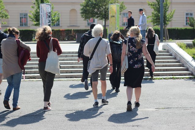 Gruppe von durch Wien spazierenden Leuten 
