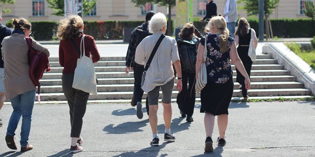 Gruppe von durch Wien spazierenden Leuten