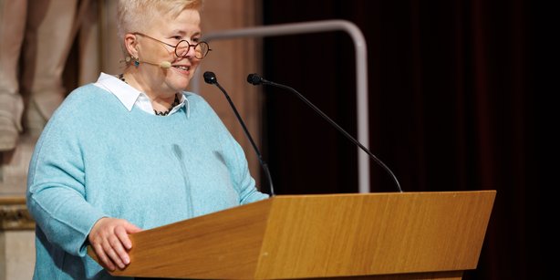 Scientist Ulrike Felt standing on a Podium