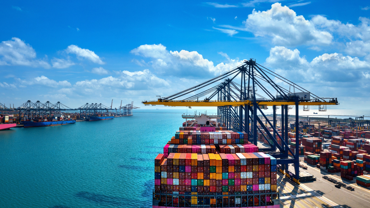 Ein Industrie-Hafen mit Containern und Kränen