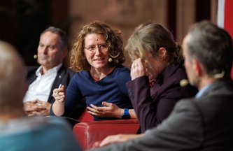Katharina Rogenhofer in discussion with the other panel members