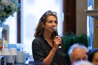 Eine Person aus dem Publikum stellt eine Frage.