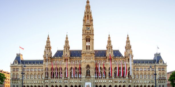 Picture of Vienna city hall from the front, with the blue sky in the background