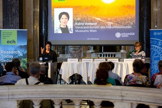 Katrin Vohland, Generaldirektorin des NHM Wien, bei ihren Grußworten beim Event „Umwelt im Gespräch 11“.