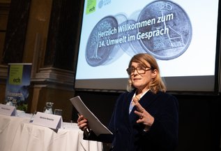 Moderator Marlene Nowotny addressing the audience