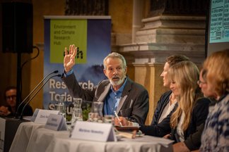 Georg Kaser spricht während der Podiumsdiskussion des Events „Umwelt im Gespräch 12“.