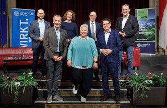 Group picture of Timo Bühler, Thilo Hofmann, Katharina Rogenhofer, Ulrike Felt, Nikolas Hautsch, Jürgen Czernohorszky and Andreas Januskovecz on the steps of the stage, with an University of Vienna banner on the left and an ECH banner on the right side