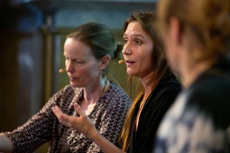 Stephanie Nitsch (links) bei der Podiumsdiskussion im Rahmen von „Umwelt im Gespräch 11“.