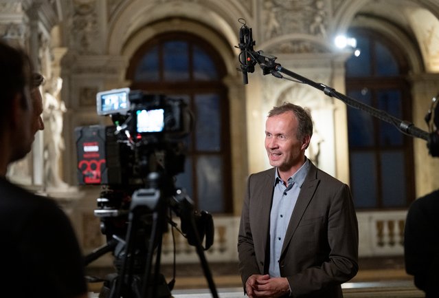 Thilo Hofmann during an interview with camera equipment in the foreground