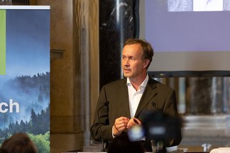 Thilo Hofmann, Co-Leiter des ECH, bei seinen Grußworten bei „Umwelt im Gespräch 11“.