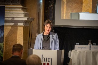 Die Leiterin des Naturhistorischen Museums Wien Katrin Vohland bei ihren Grußworten am Pult.