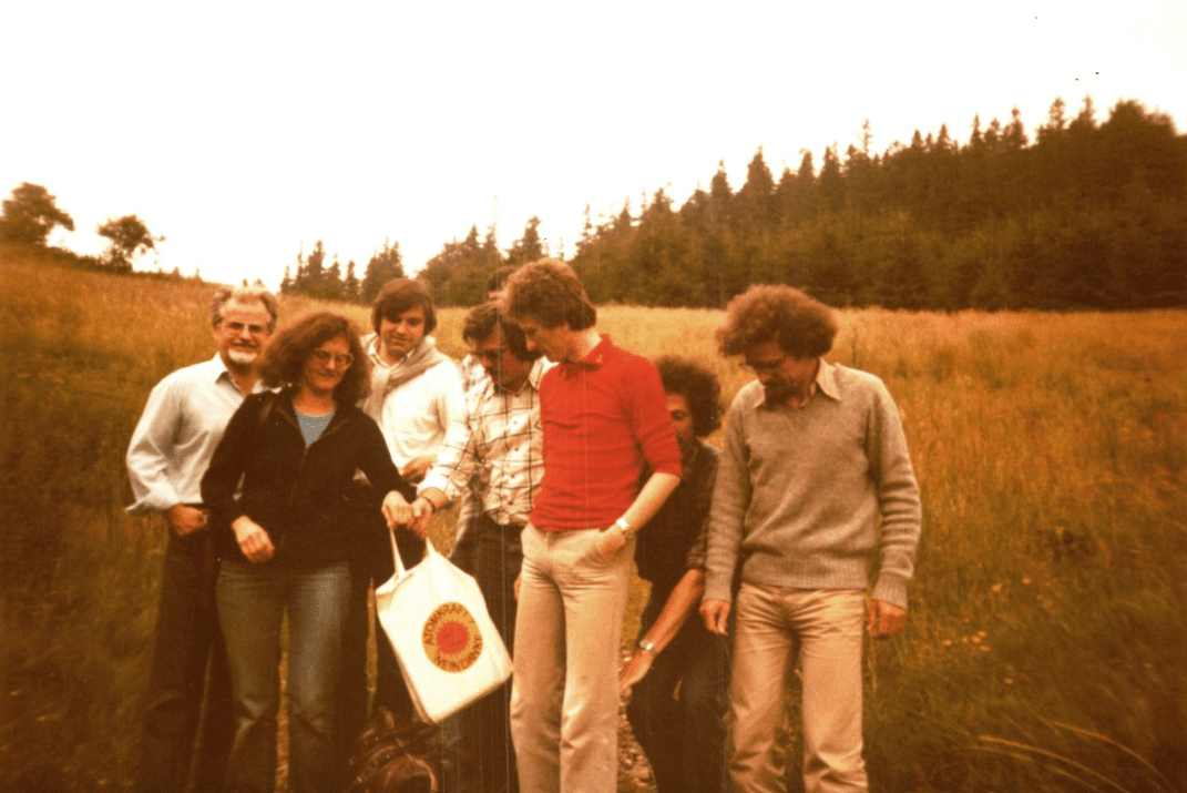 Der Vorstand des Öko-Instituts sammelt sich für ein Gruppenfoto, im Hintergrund ist eine flache Hügellandschaft zu sehen.
