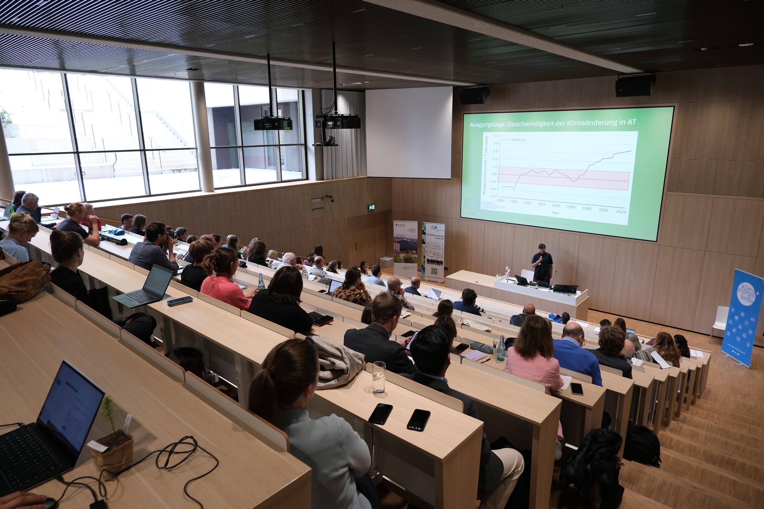 Die Teilnehmer*innen des Klimatags sitzen in einem Hörsaal während einer wissenschaftlichen Session.